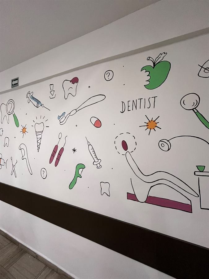 Mural pintado a mano para clínica dental Playadent en Valencia