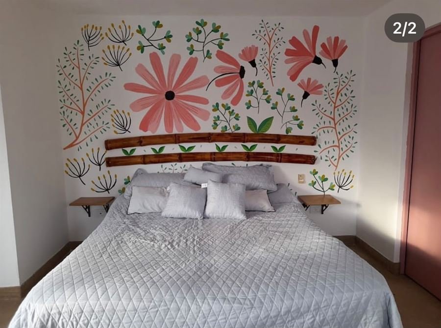 Mural floral pintado a mano en dormitorio en Valencia