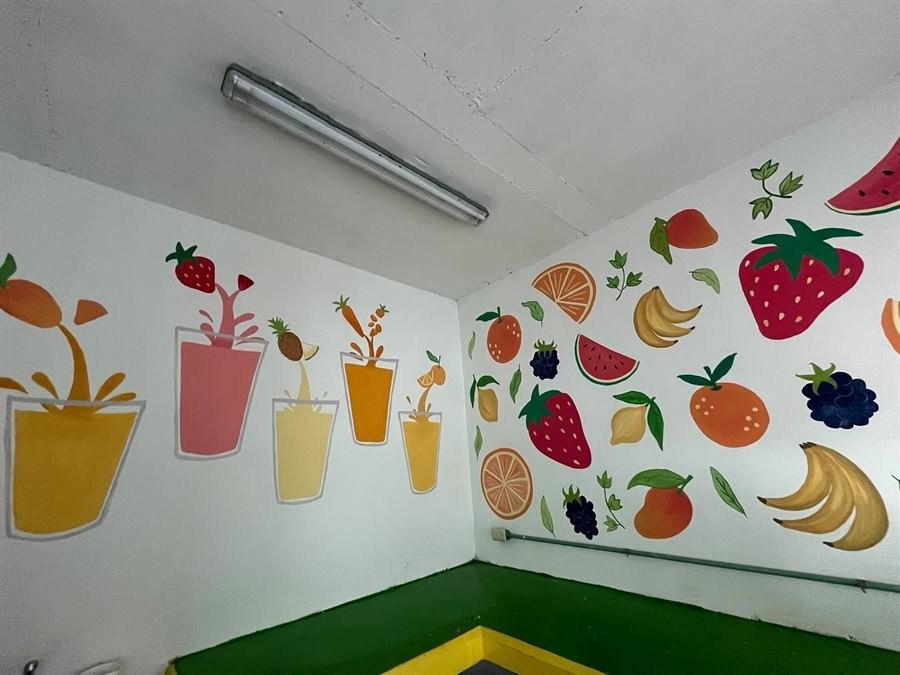 Mural de frutas pintado a mano para restaurante en Valencia