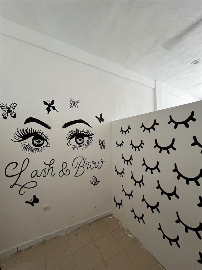 Mural de ojos pintado a mano para salón de belleza en Valencia