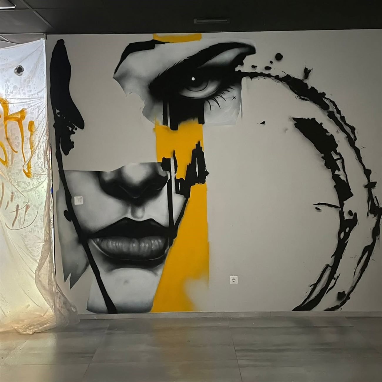 Mural realista con acentos amarillos pintado a mano en Valencia